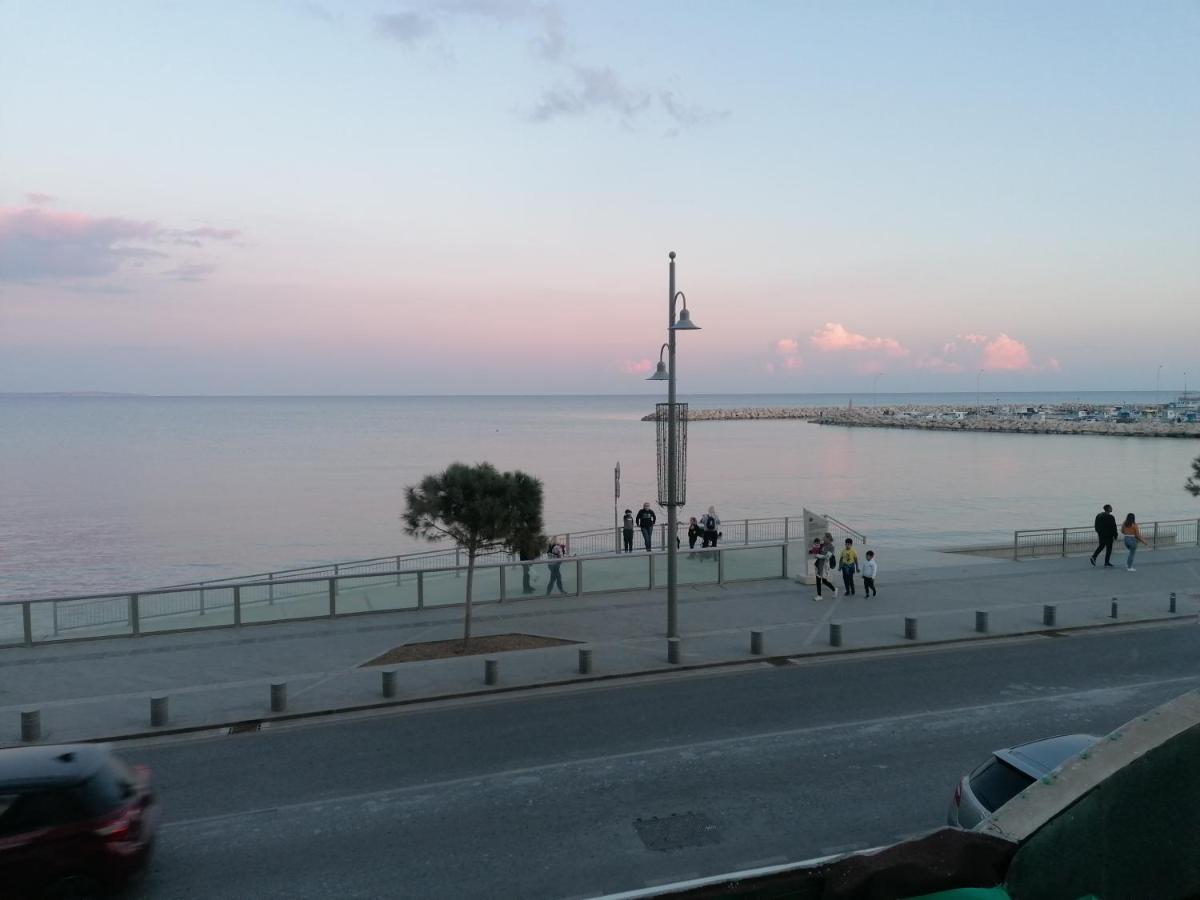 Family Apartment In Mackezie Larnaca Bagian luar foto